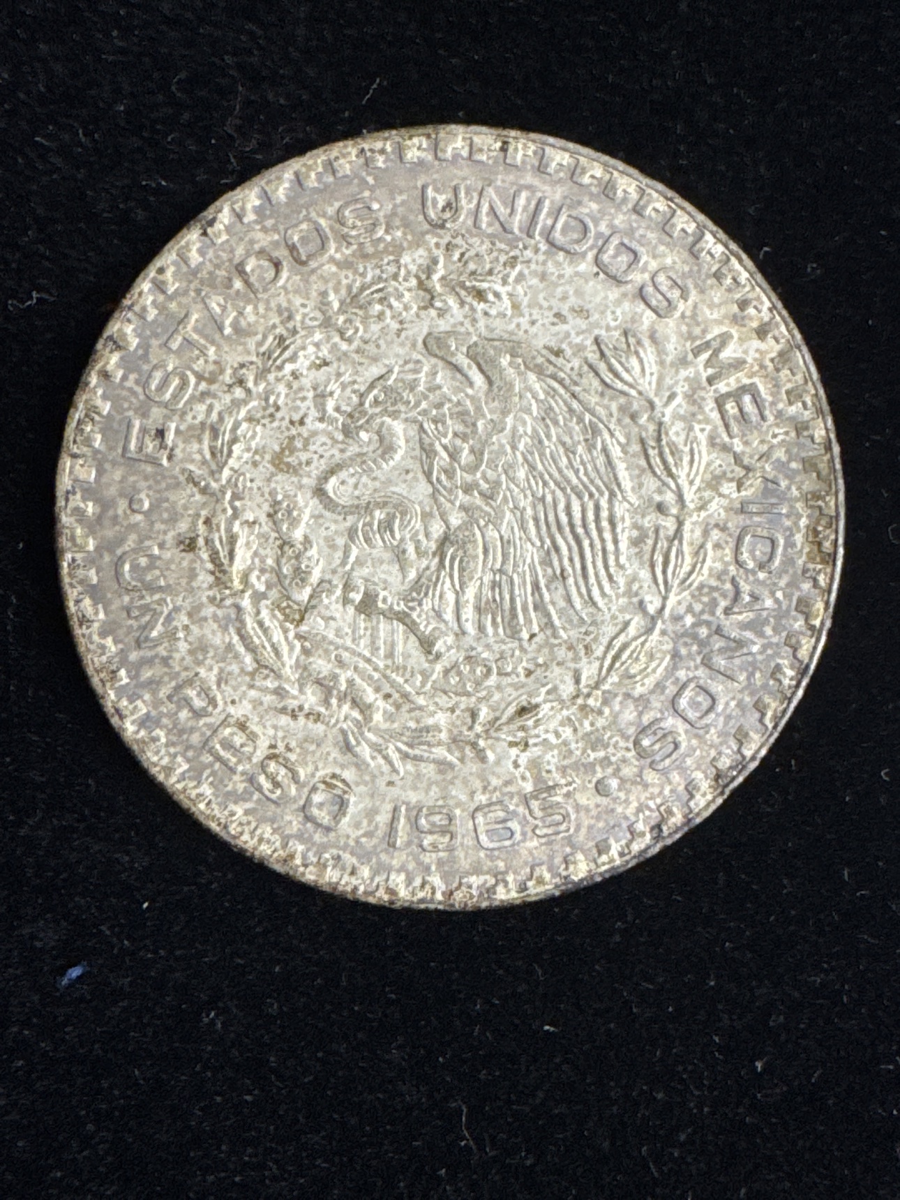 Close-up of the eagle side of the 1965 Mexican one peso coin