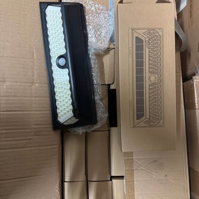 Lot of 25 solar motion-sensor lights sold through Facebook Marketplace